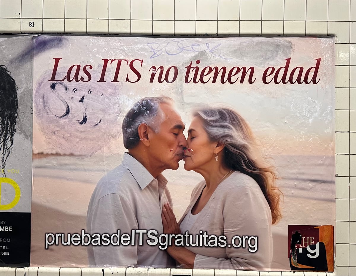 Two older people kissing on a beach. The text reads

Las ITS no tienen edad
pruebasdelTSgratuitas.org
